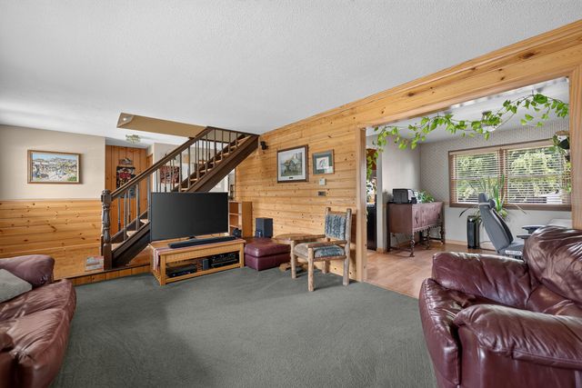 975 W Pine Avenue, Roselle, IL 60172