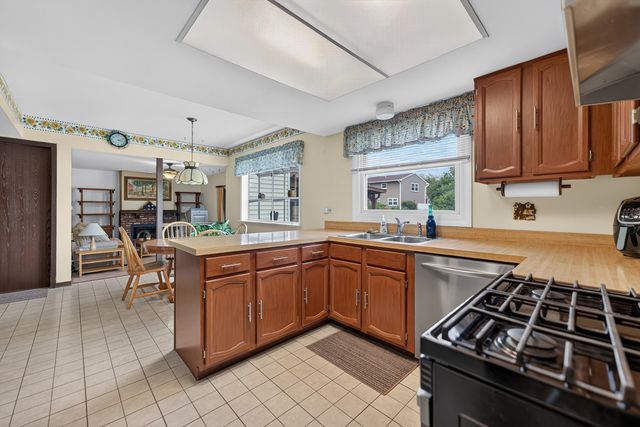 975 W Pine Avenue, Roselle, IL 60172