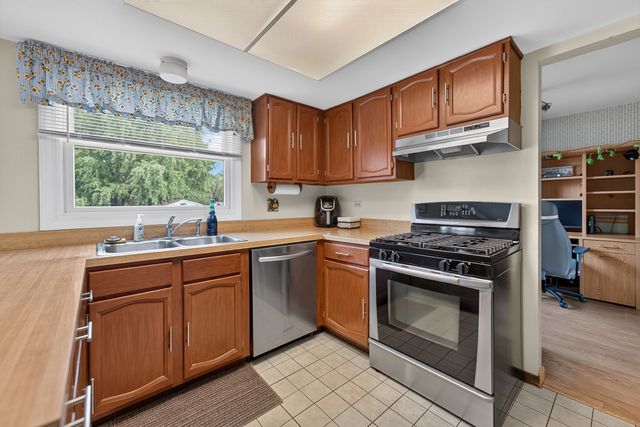975 W Pine Avenue, Roselle, IL 60172