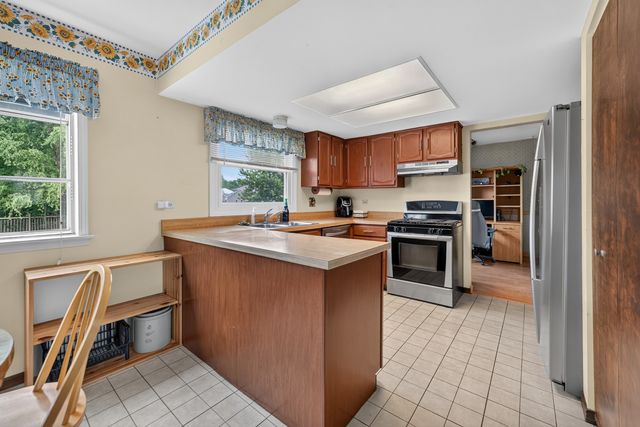 975 W Pine Avenue, Roselle, IL 60172