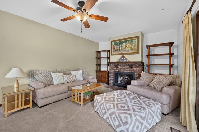 975 W Pine Avenue, Roselle, IL 60172