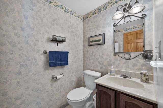 975 W Pine Avenue, Roselle, IL 60172
