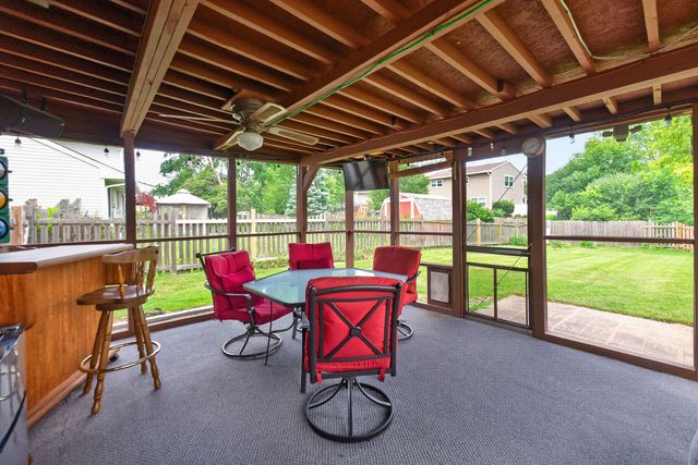 975 W Pine Avenue, Roselle, IL 60172