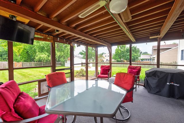 975 W Pine Avenue, Roselle, IL 60172