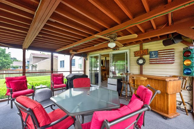 975 W Pine Avenue, Roselle, IL 60172