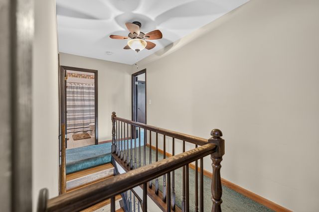 975 W Pine Avenue, Roselle, IL 60172