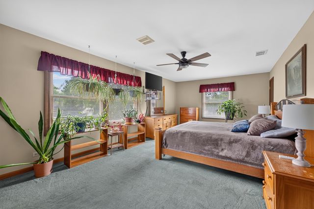 975 W Pine Avenue, Roselle, IL 60172