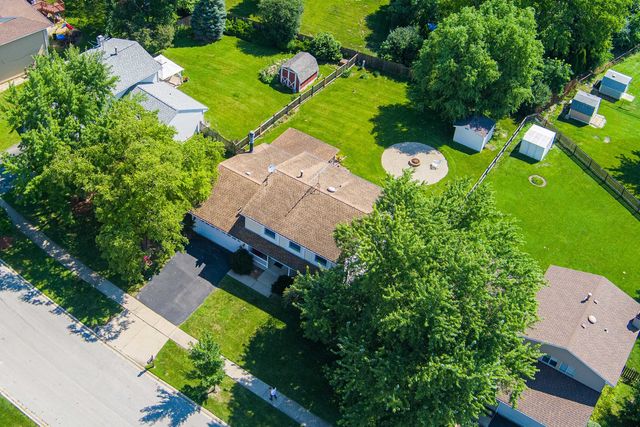 975 W Pine Avenue, Roselle, IL 60172