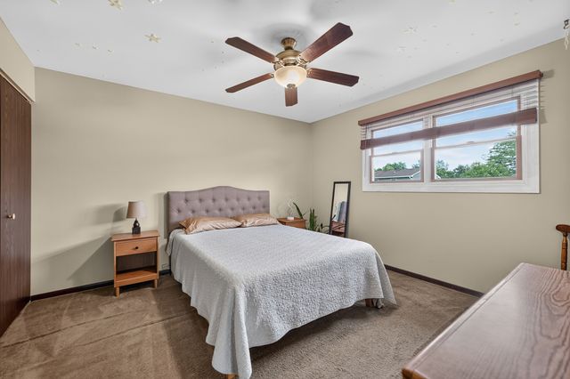 975 W Pine Avenue, Roselle, IL 60172