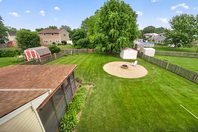 975 W Pine Avenue, Roselle, IL 60172