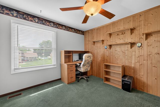 975 W Pine Avenue, Roselle, IL 60172