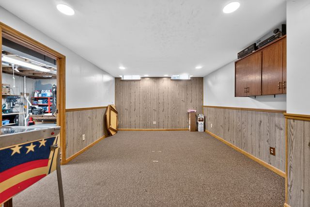 975 W Pine Avenue, Roselle, IL 60172
