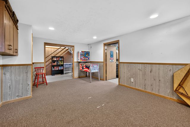 975 W Pine Avenue, Roselle, IL 60172