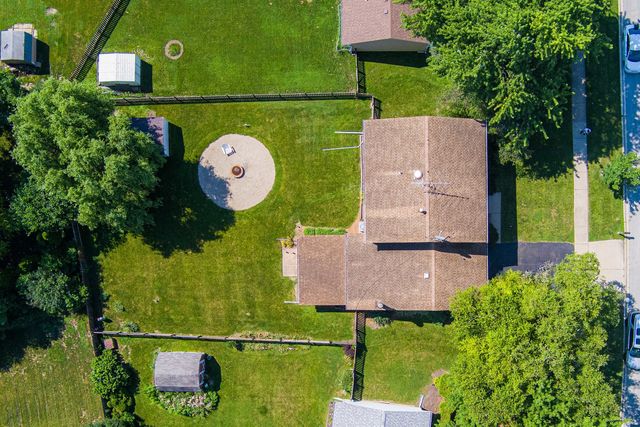 975 W Pine Avenue, Roselle, IL 60172