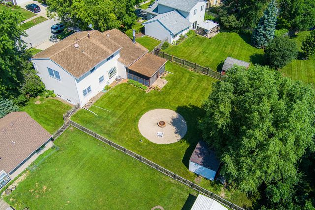 975 W Pine Avenue, Roselle, IL 60172