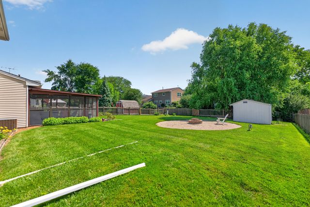 975 W Pine Avenue, Roselle, IL 60172