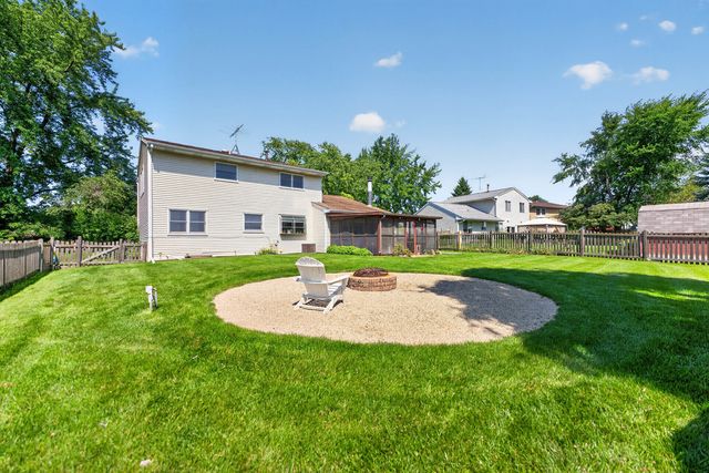 975 W Pine Avenue, Roselle, IL 60172