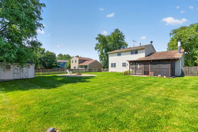 975 W Pine Avenue, Roselle, IL 60172