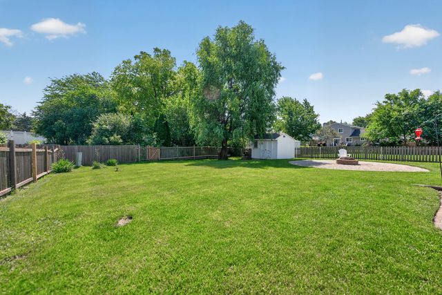 975 W Pine Avenue, Roselle, IL 60172