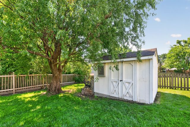 975 W Pine Avenue, Roselle, IL 60172