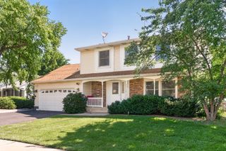 975 W Pine Avenue, Roselle, IL 60172