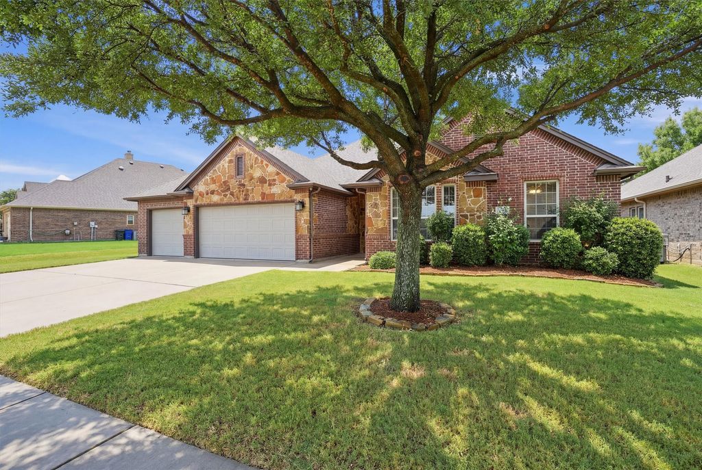 305 Delaware Street, Burleson, TX 76028 — photo 2
