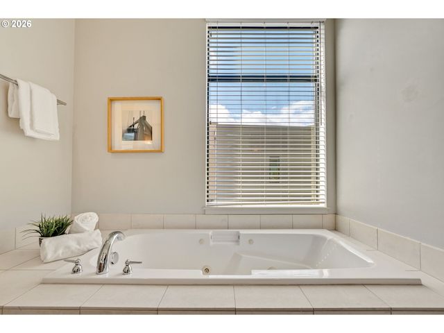 2124 Nw 16TH Ave, Portland, OR 97209