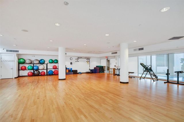 20281 E Country Club Dr 615, Aventura, FL 33180