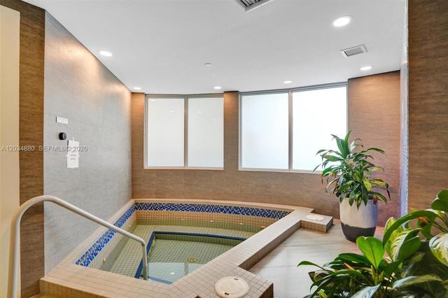 20281 E Country Club Dr 615, Aventura, FL 33180