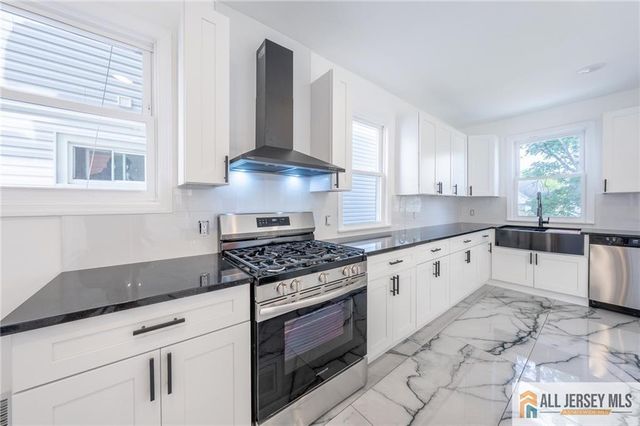 32 Palm Street, Newark, NJ 07106