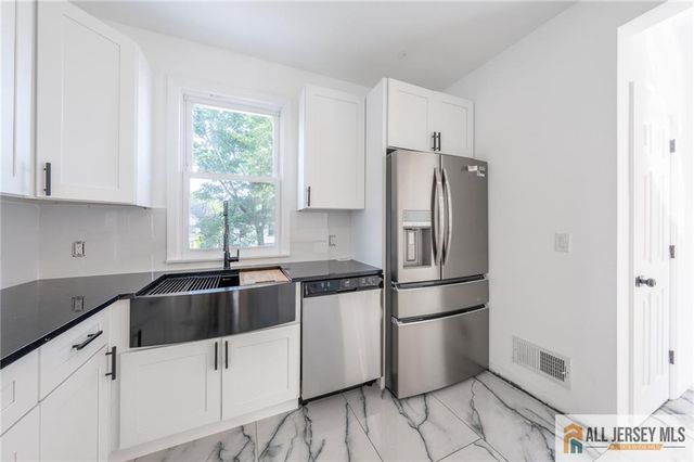 32 Palm Street, Newark, NJ 07106