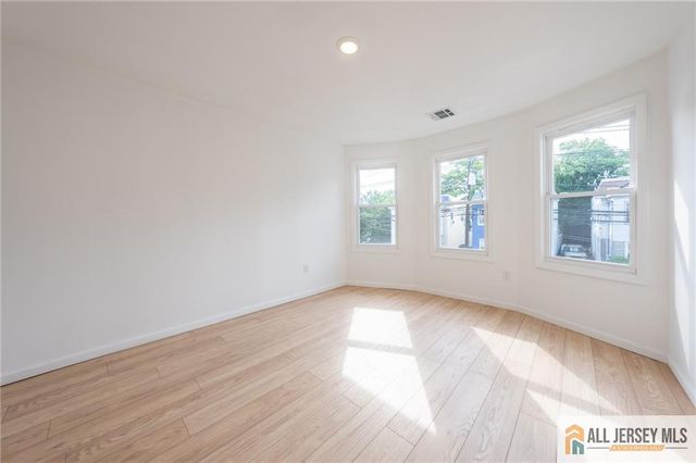 32 Palm Street, Newark, NJ 07106