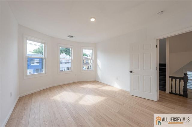 32 Palm Street, Newark, NJ 07106