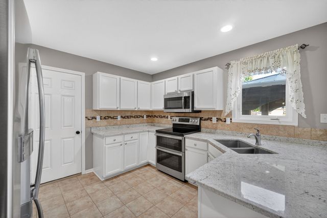 3009 SE Glenstone Drive, Grimes, IA 50111
