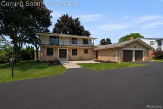 4696 Walnut Lake Road, Bloomfield Hills, MI 48301