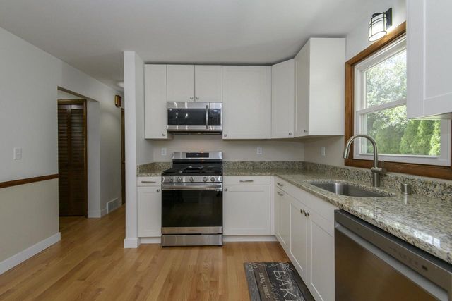 21300 Astolat DRIVE, Brookfield, WI 53045