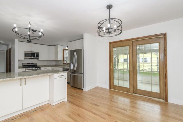 21300 Astolat DRIVE, Brookfield, WI 53045