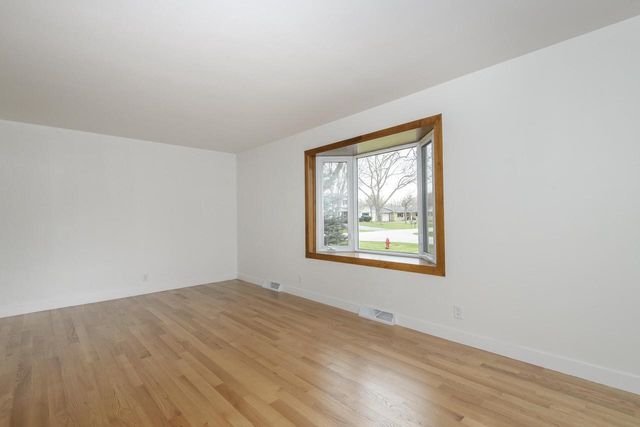 21300 Astolat DRIVE, Brookfield, WI 53045