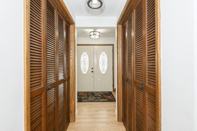 21300 Astolat DRIVE, Brookfield, WI 53045