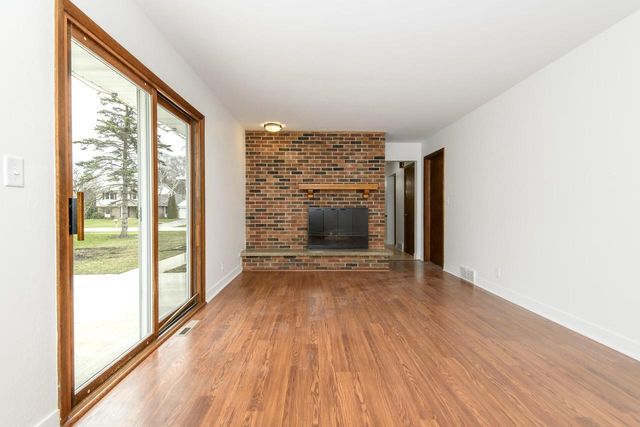 21300 Astolat DRIVE, Brookfield, WI 53045
