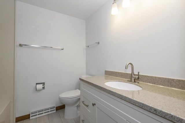 21300 Astolat DRIVE, Brookfield, WI 53045