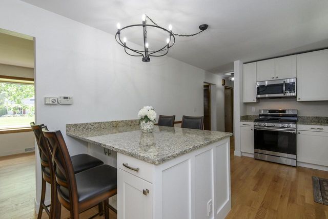 21300 Astolat DRIVE, Brookfield, WI 53045