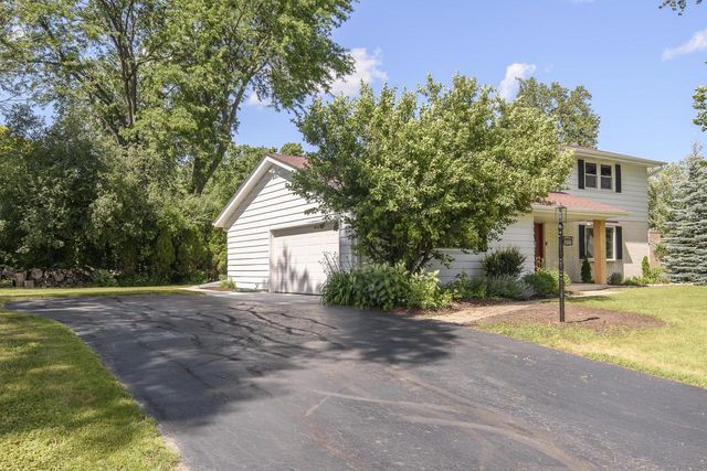 21300 Astolat DRIVE, Brookfield, WI 53045