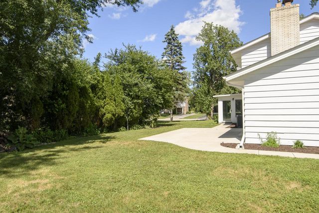 21300 Astolat DRIVE, Brookfield, WI 53045
