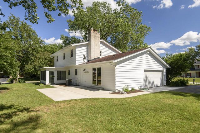 21300 Astolat DRIVE, Brookfield, WI 53045