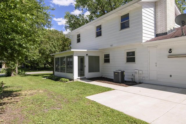 21300 Astolat DRIVE, Brookfield, WI 53045