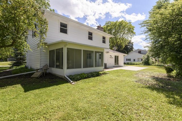 21300 Astolat DRIVE, Brookfield, WI 53045