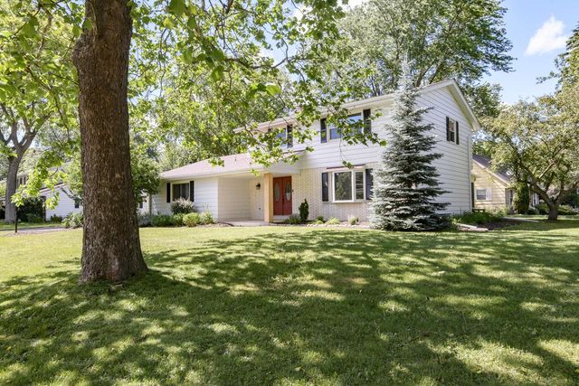 21300 Astolat DRIVE, Brookfield, WI 53045