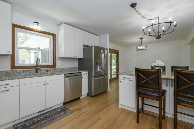 21300 Astolat DRIVE, Brookfield, WI 53045