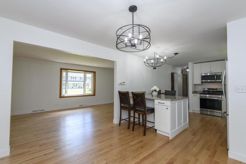 21300 Astolat DRIVE, Brookfield, WI 53045